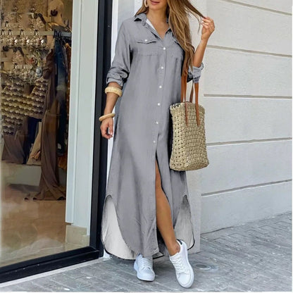 Frau in grauem Hemdkleid, Strohtasche, weiße Sneaker, lässiger Sommerlook, Stadtbummel.