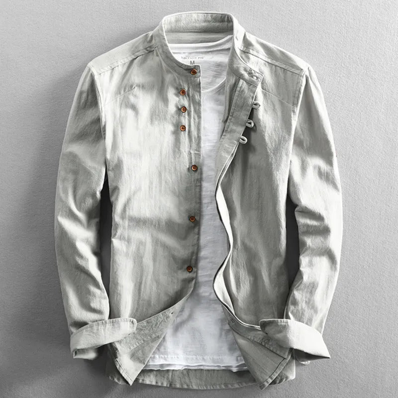 Hellgraue Herrenjacke aus Leinen mit Stehkragen und Holzknöpfen, lässiger Stil.