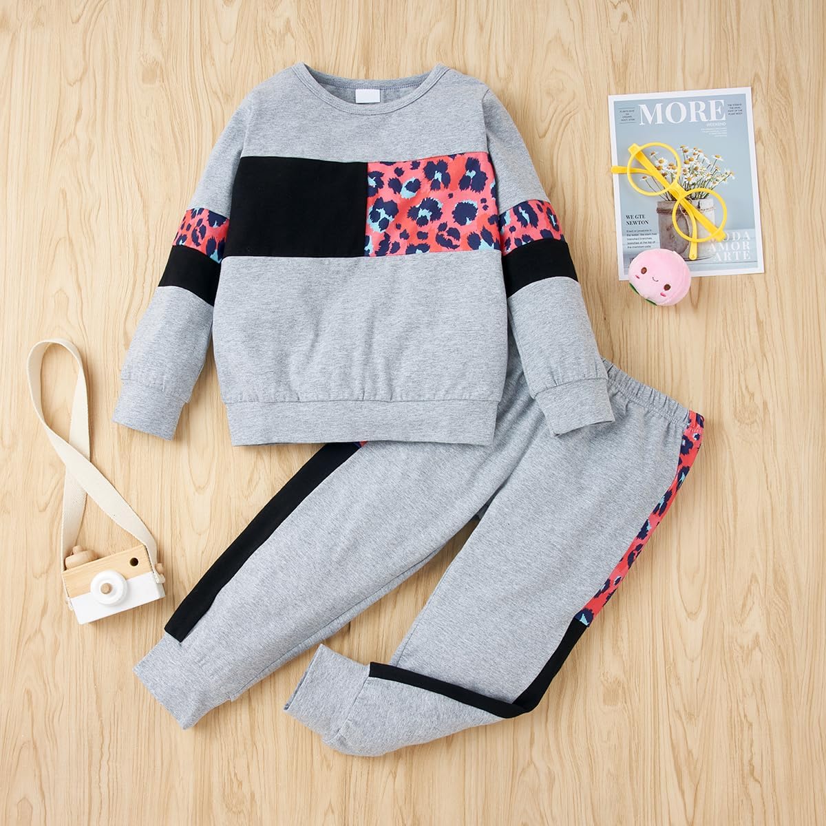 Graues Kinder-Sweatshirt-Set mit Leopardenmuster, Kamera-Spielzeug, Brille, Zeitschrift.