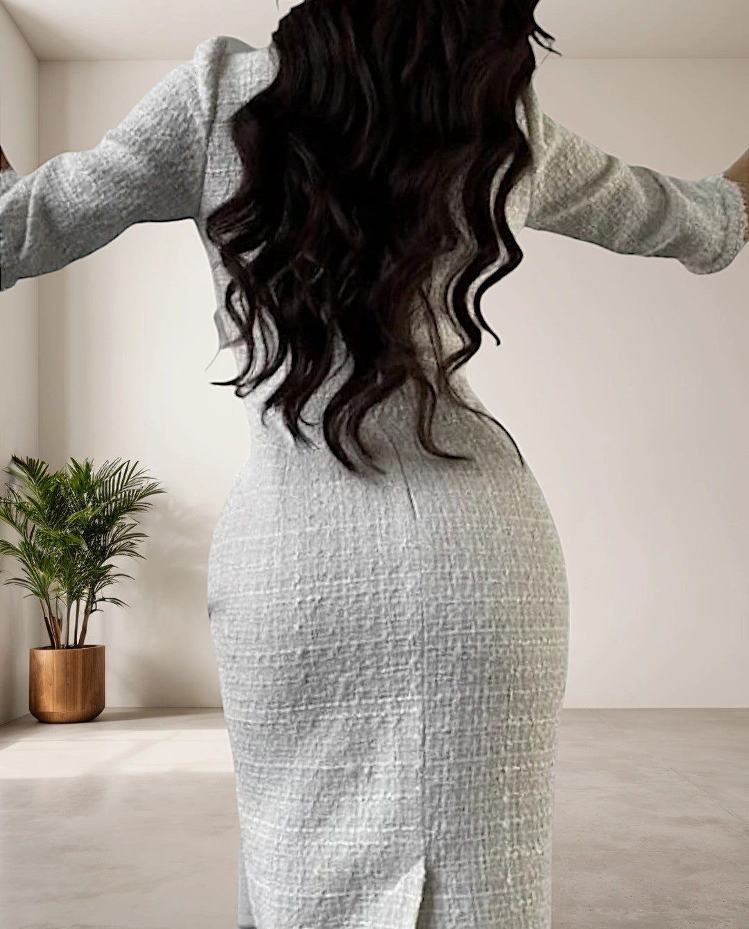 Frau in grauem Tweed-Kleid mit langen Ärmeln, Rückansicht, moderne Inneneinrichtung.