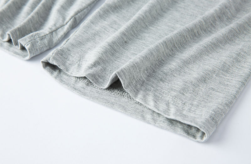 Graues Baumwoll-T-Shirt, langärmlig, weicher Stoff, Detailansicht, Modebekleidung.