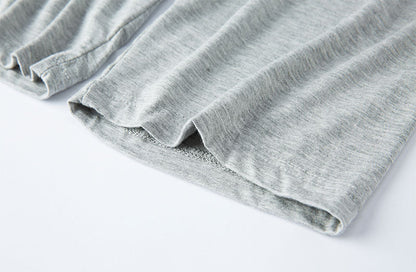 Graues Baumwoll-T-Shirt, langärmlig, weicher Stoff, Detailansicht, Modebekleidung.