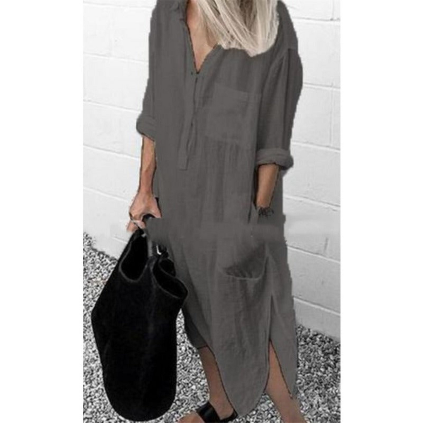 Frau in grauem Leinenkleid mit Tasche, Sommermode, lässiger Stil, Damenbekleidung.