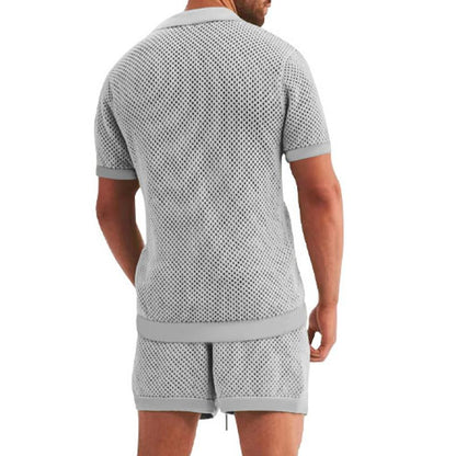Graues Herren-Set aus Netzstoff, Kurzarmshirt und Shorts, sportlich, atmungsaktiv.