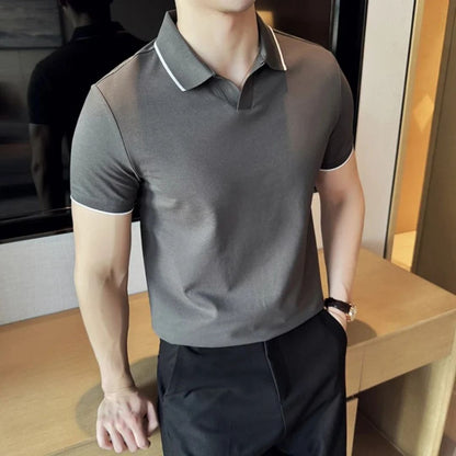 Mann in grauem Polohemd, schwarze Hose, moderne Herrenmode, eleganter Freizeitlook.
