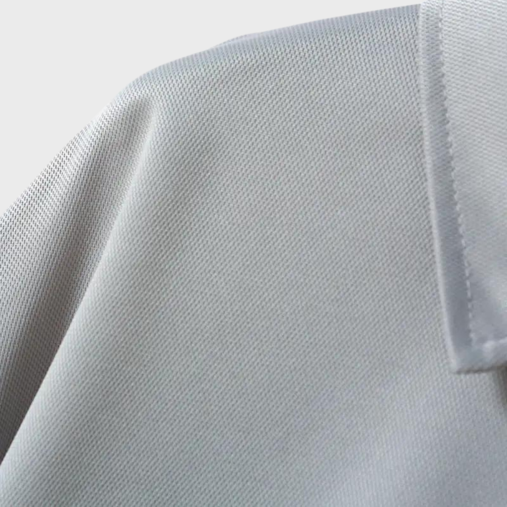 Graues Poloshirt aus Baumwolle, Nahaufnahme, Textur, Kragen, Herrenmode, elegant, klassisch.