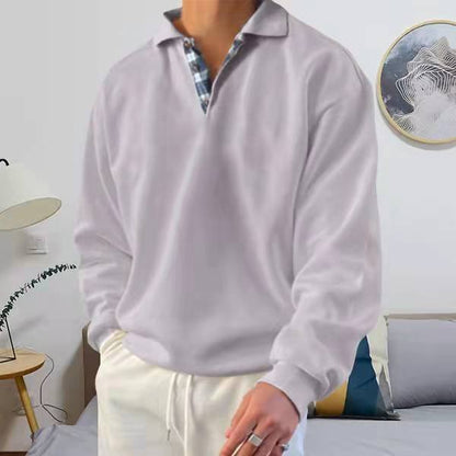Eleganter Herrenpullover, weiß, Langarm, V-Ausschnitt, Freizeitmode, Wohnzimmer-Hintergrund.