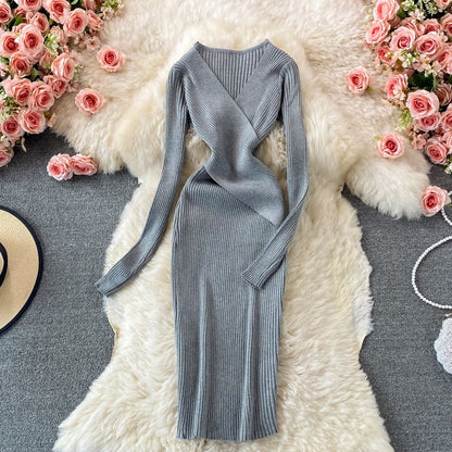 Graues geripptes Strickkleid, langärmelig, elegant, umgeben von rosa Rosen auf Teppich.
