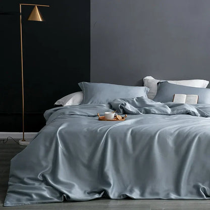 Luxuriöses graues Seidenbettwäsche-Set mit Kissen, modernem Design, Schlafzimmer-Dekor.