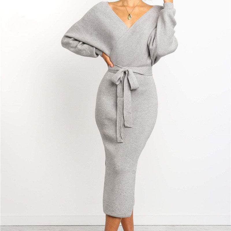 Graues Strickkleid Damen, langärmelig, V-Ausschnitt, Taillengürtel, elegant, modisch.