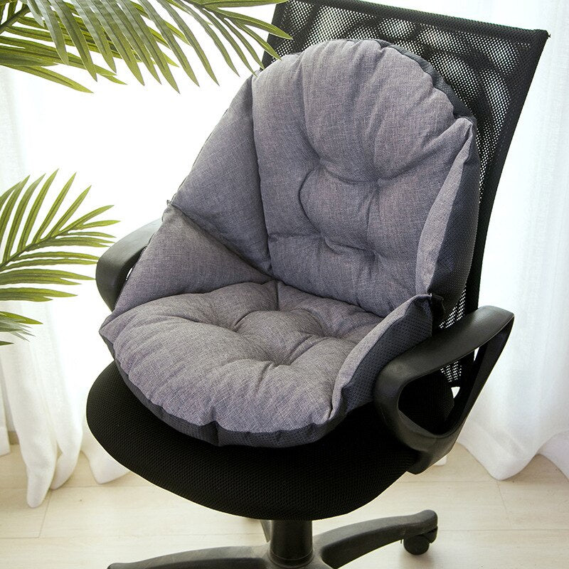 Graues ergonomisches Sitzkissen auf schwarzem Bürostuhl, ideal für Komfort und Unterstützung.