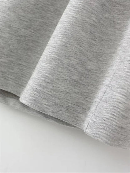 Graues Baumwoll-T-Shirt, Nahaufnahme, weicher Stoff, modisch, bequem, Alltagskleidung.