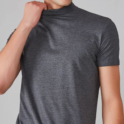 Mann in grauem T-Shirt aus Baumwolle, kurzärmelig, modisch, bequem, Freizeitkleidung.