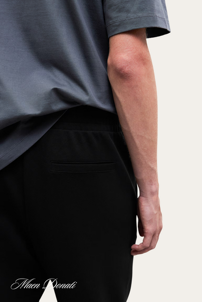 Graues T-Shirt und schwarze Hose, Herrenmode, lässiger Stil, Milan Donati Kollektion.