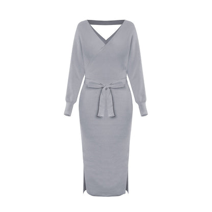 Graues Strickkleid mit V-Ausschnitt, langen Ärmeln und Taillengürtel für Damenmode.