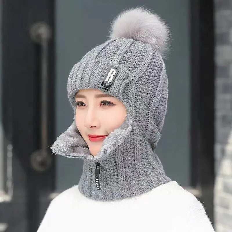 Damen Wintermütze grau mit Bommel, gestrickt, warm, modisch, Gesichtsschutz, Reißverschluss.