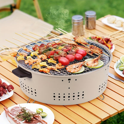 Runder Tischgrill mit Gemüse- und Fleischspießen, ideal für Outdoor-Grillen im Garten.