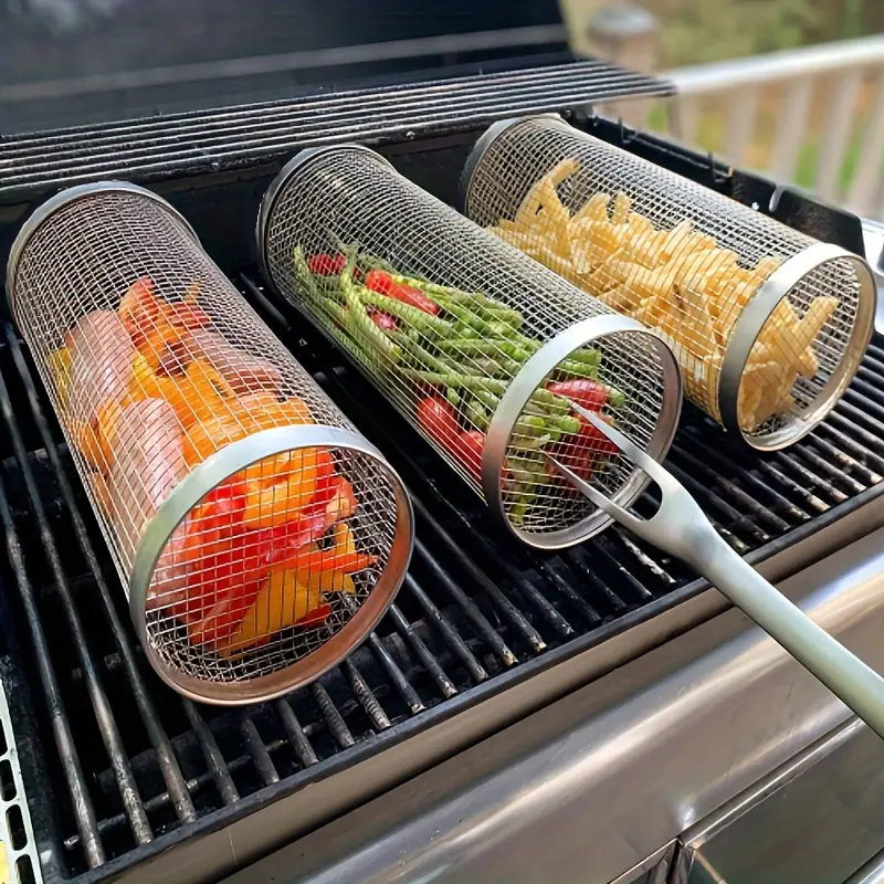 Drehbare Grillkörbe mit Gemüse und Pommes auf einem Grill, ideal für gleichmäßiges Garen.