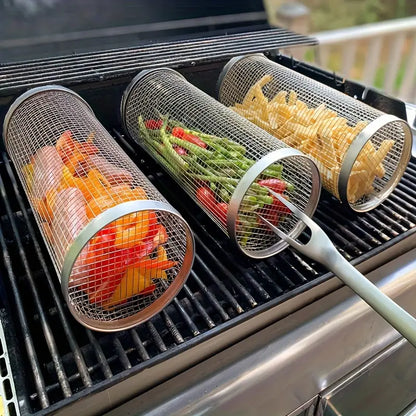 Drehbare Grillkörbe mit Gemüse und Pommes auf einem Grill, ideal für gleichmäßiges Garen.