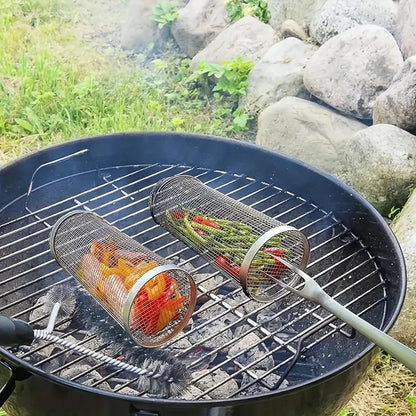 Zwei Grillkörbe mit Gemüse auf Holzkohlegrill im Garten, ideal für Outdoor-Grillen.