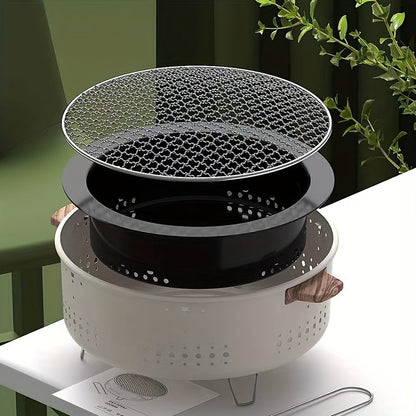 Runder tragbarer Holzkohlegrill, weiß, mit Holzgriffen, ideal für Outdoor-Grillen.