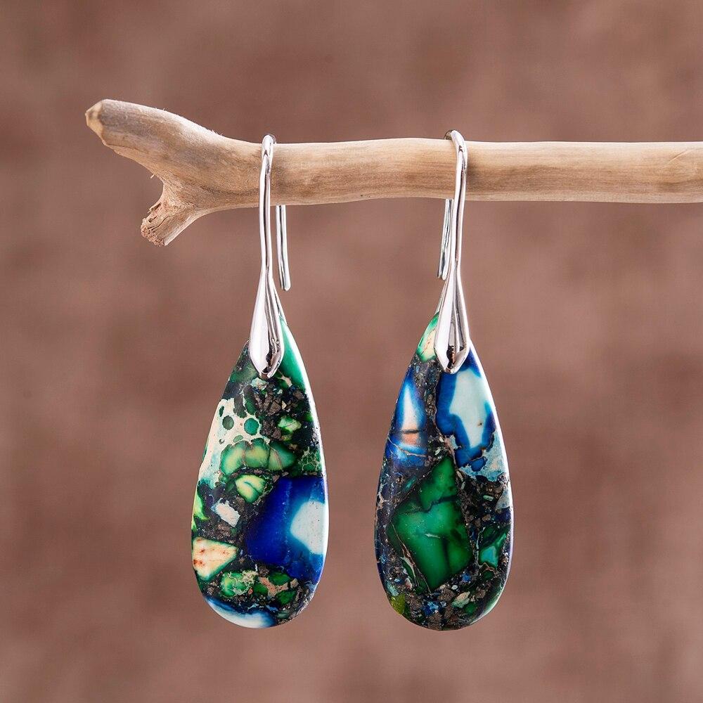 Grün-blaue Tränenohrringe mit imperialen Steinen, Hakenverschluss, eleganter Schmuck.