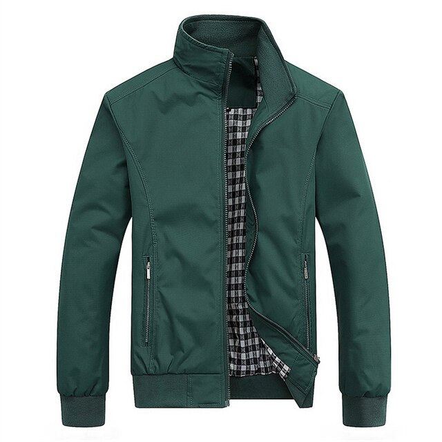 Grüne Herren-Bomberjacke, Slim Fit, mit Reißverschluss, kariertes Innenfutter, modisch.