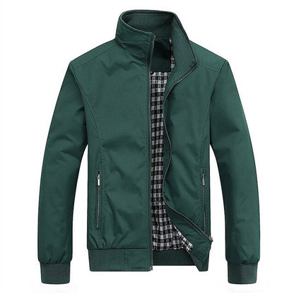 Grüne Herren-Bomberjacke, Slim Fit, mit Reißverschluss, kariertes Innenfutter, modisch.