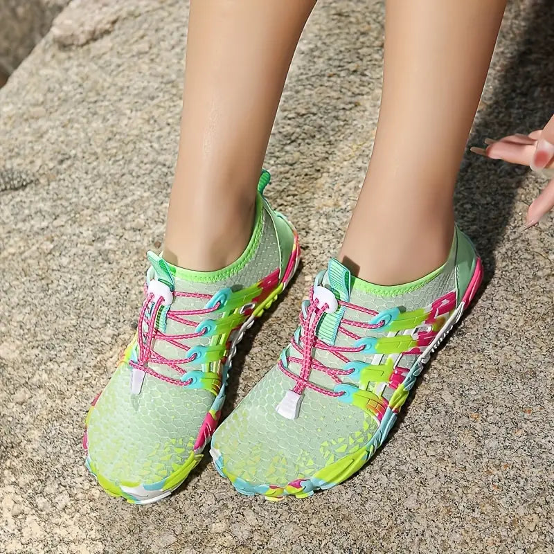 Grüne Damen-Wasserschuhe mit bunten Schnürsenkeln, rutschfest, atmungsaktiv, Outdoor-Sport.