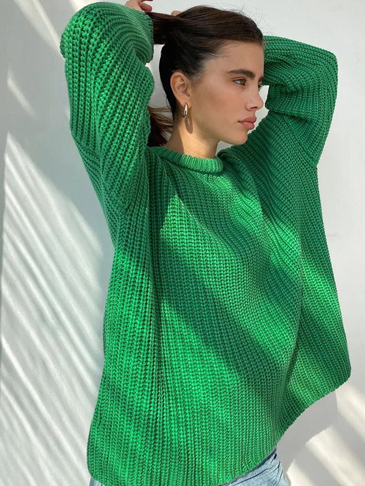 Frau trägt grünen Strickpullover, Rundhalsausschnitt, lässig, modisch, Damenmode.