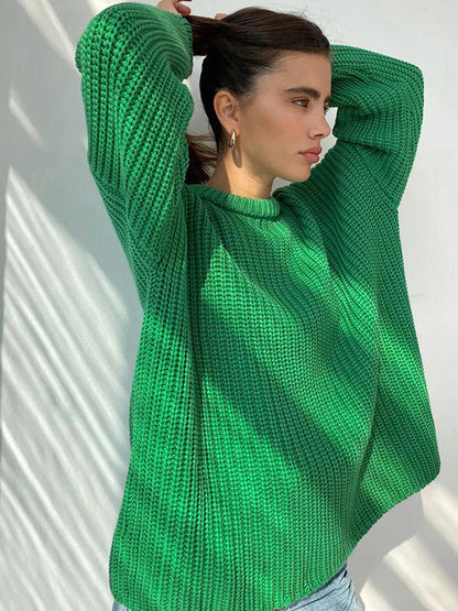 Frau trägt grünen Strickpullover, Rundhalsausschnitt, lässig, modisch, Damenmode.