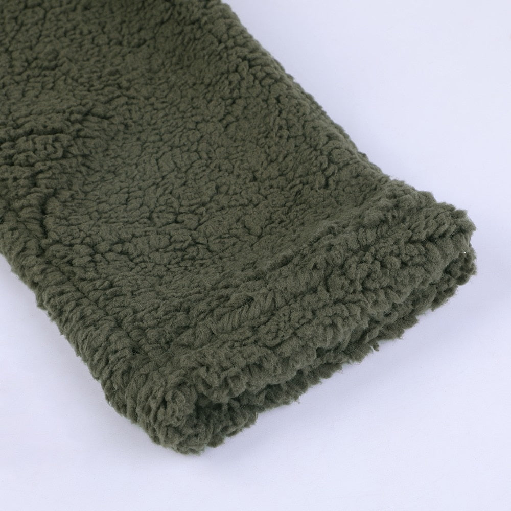 Grüner Fleece-Ärmel, weiches Material, warm, kuschelig, Wintermode, Detailansicht.