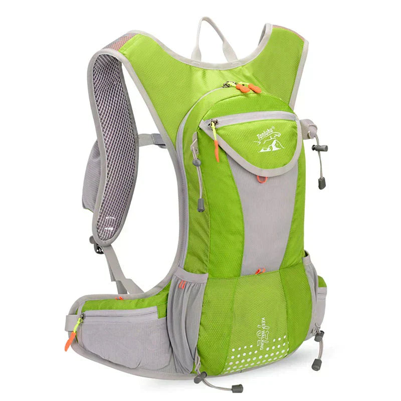 Grüner und grauer Rucksack für Outdoor-Aktivitäten, leicht, mit mehreren Taschen.