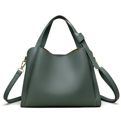 Grüne Lederhandtasche mit Schulterriemen, elegantes Design, Damenmode-Accessoire.