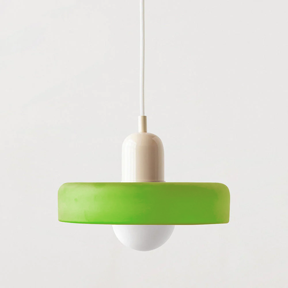 Grüne Hängelampe mit weißem Kabel, modernes Design, energiesparend, Inneneinrichtung.