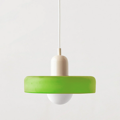 Grüne Hängelampe mit weißem Kabel, modernes Design, energiesparend, Inneneinrichtung.