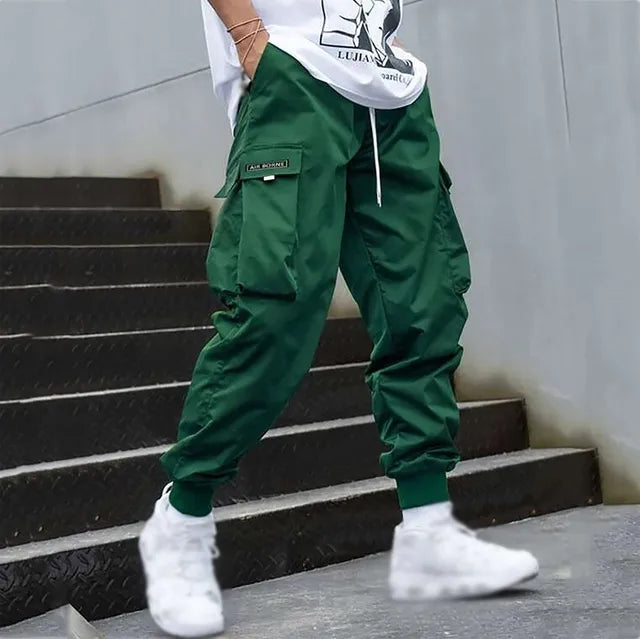 Grüne Herren-Cargo-Hose, Streetwear, mit Taschen, lässig, Jogger-Stil, urbaner Look.