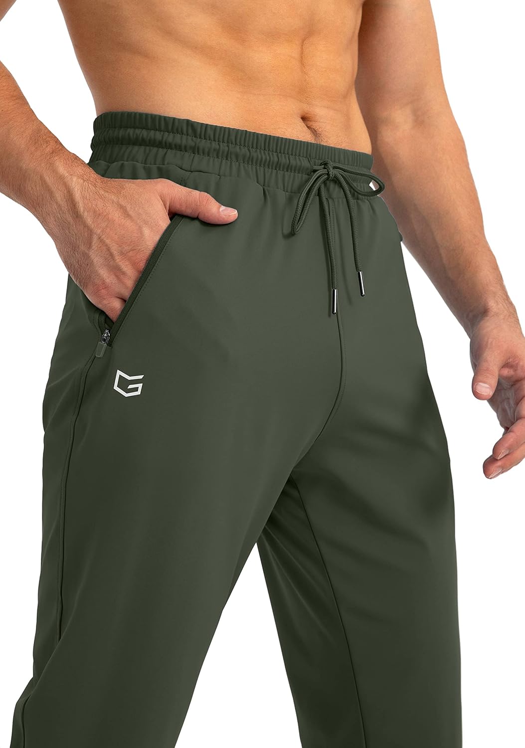 Grüne Herren-Trainingshose, elastisch, mit Kordelzug, seitlichen Taschen, Fitnessbekleidung.