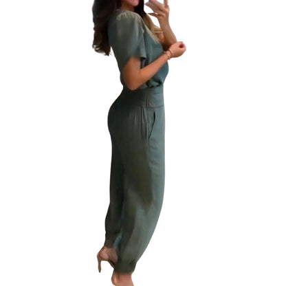 Frau in grünem Jumpsuit, seitlich, elegant, modisch, Sommerkleidung, hohe Absätze.