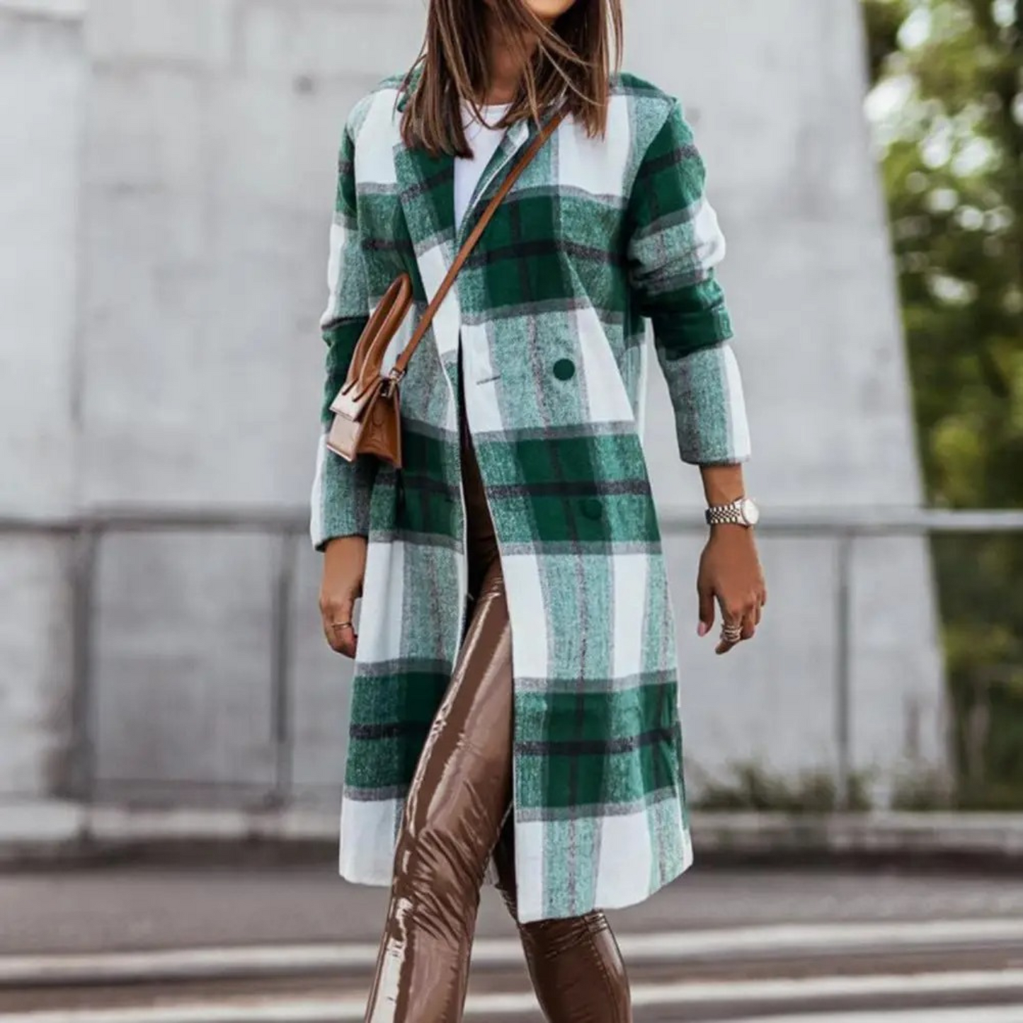 Frau in grün-weiß kariertem Wollmantel, braune Tasche, elegante Mode, Herbstoutfit.