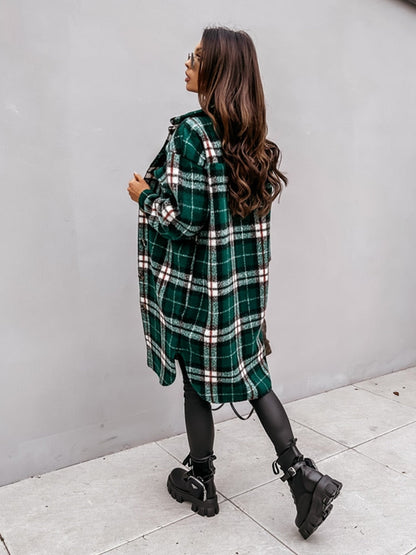 Frau in grün-kariertem Mantel, schwarze Stiefel, Herbstmode, urbaner Stil, seitliche Ansicht.