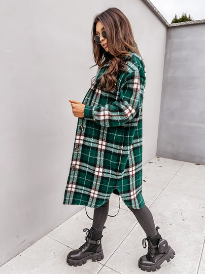 Schwangere Frau in grün-kariertem Mantel, schwarze Stiefel, moderne Umstandsmode, Herbstlook.