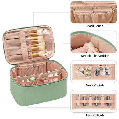 Grüne Kosmetiktasche mit Fächern, Mesh-Taschen, elastischen Bändern, ideal für Reisen.