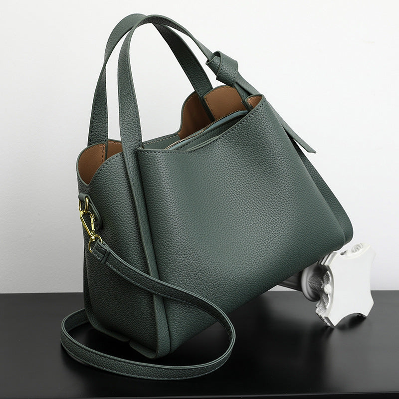 Grüne Lederhandtasche mit Schulterriemen, elegantes Design, Damenmode Accessoire.