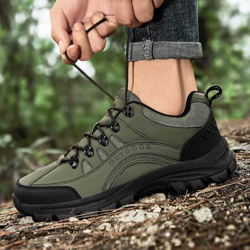 Grüner Outdoor-Wanderschuh, robust, rutschfest, ideal für Trekking und Naturabenteuer.