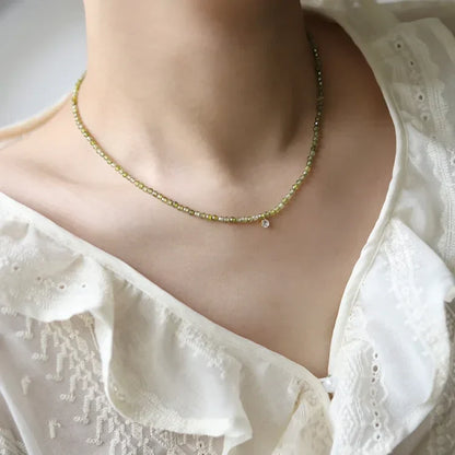 Damenhalskette aus grünen Perlen, elegantes Design, ideal für festliche Anlässe, Schmuckaccessoire.