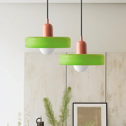 Zwei grüne und rosa Pendelleuchten, modern, minimalistisch, Wohnzimmer, Inneneinrichtung.