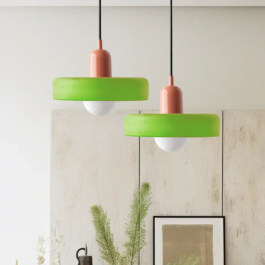 Zwei grüne und rosa Pendelleuchten, modern, minimalistisch, Wohnzimmerbeleuchtung.