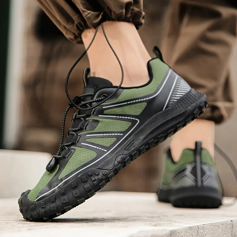Grüne Outdoor-Sportschuhe mit rutschfester Sohle für Herren, ideal zum Wandern.