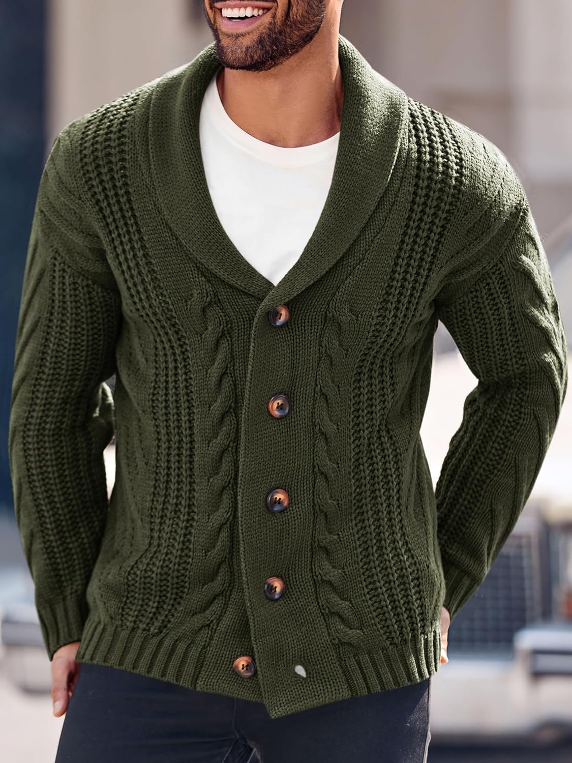 Mann in olivgrünem Strick-Cardigan mit Schalkragen und Holzknöpfen, modisch, warm.